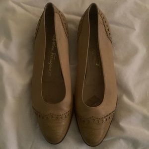 Salvatore Ferragamo Taupe leather flats 7.5B